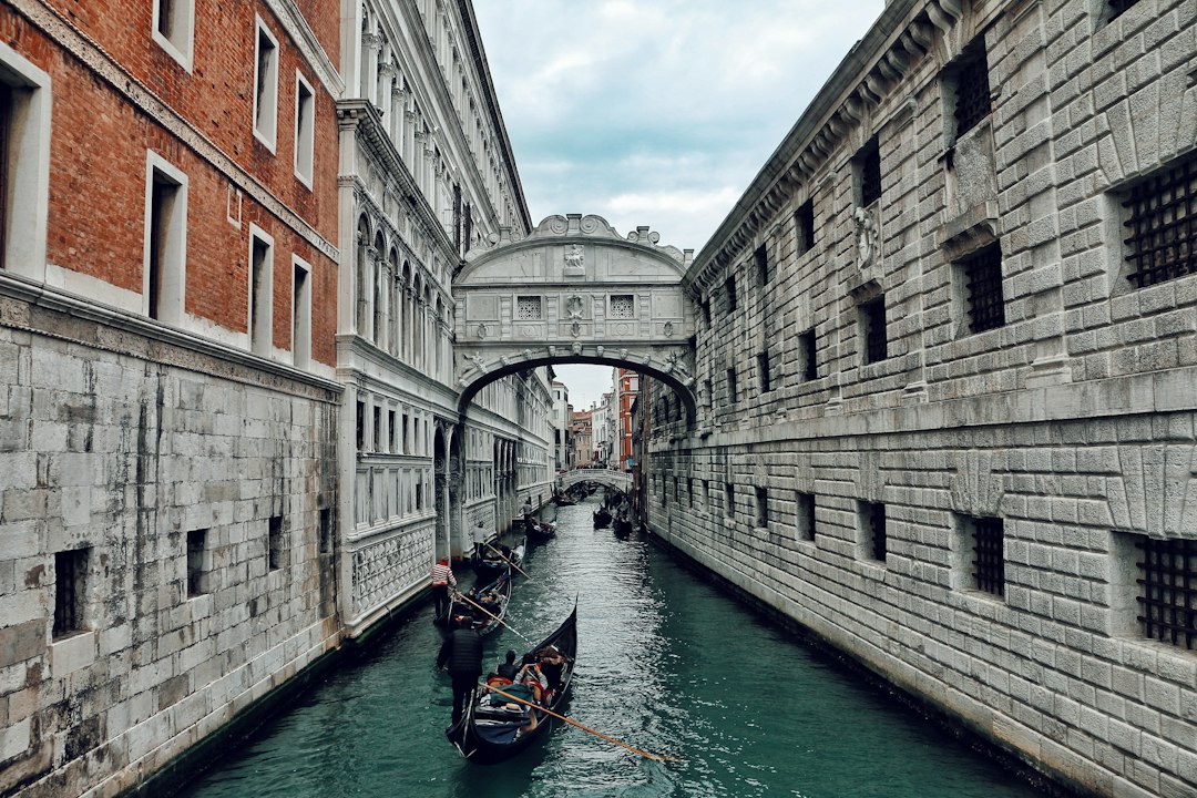 Rialtobrücke: Steinernes Herz am Canal Grande - 30125 Venezia VE | Secret World Trip Planner