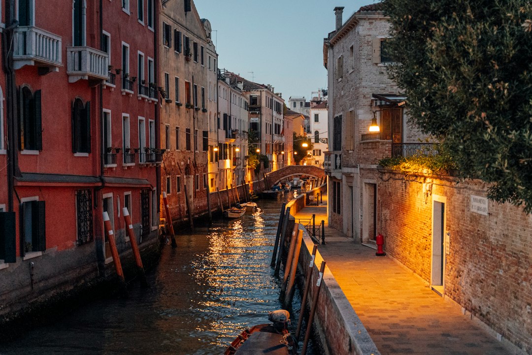 Ponte de Rialto: coração de pedra no Canal Grande - 30125 Venezia VE | Secret World Trip Planner