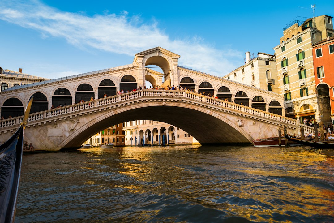 리알토 다리: 그란데 운하의 돌로 된 심장 - 30125 Venezia VE | Secret World Trip Planner