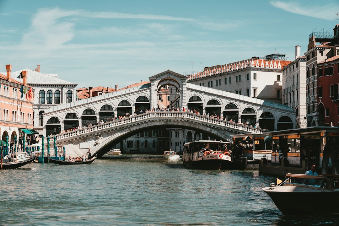 リアルト橋:カナルグランデの石の心臓 - 30125 Venezia VE | Secret World Trip Planner