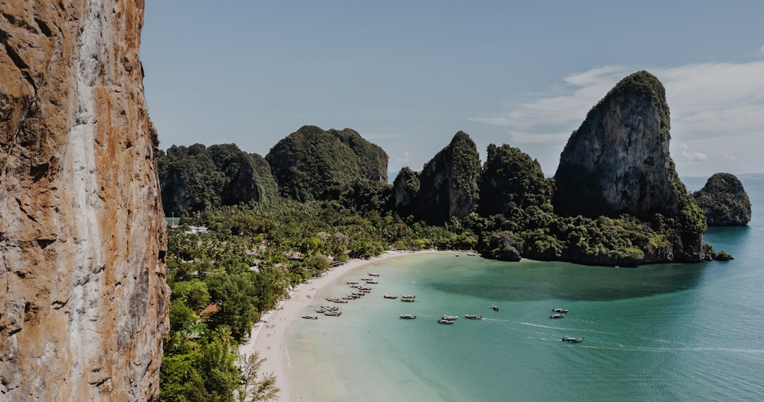 놉파랏 타라: 아오낭 석회암 섬 사이의 등대 - Distretto di Mueang Krabi | Secret World Trip Planner