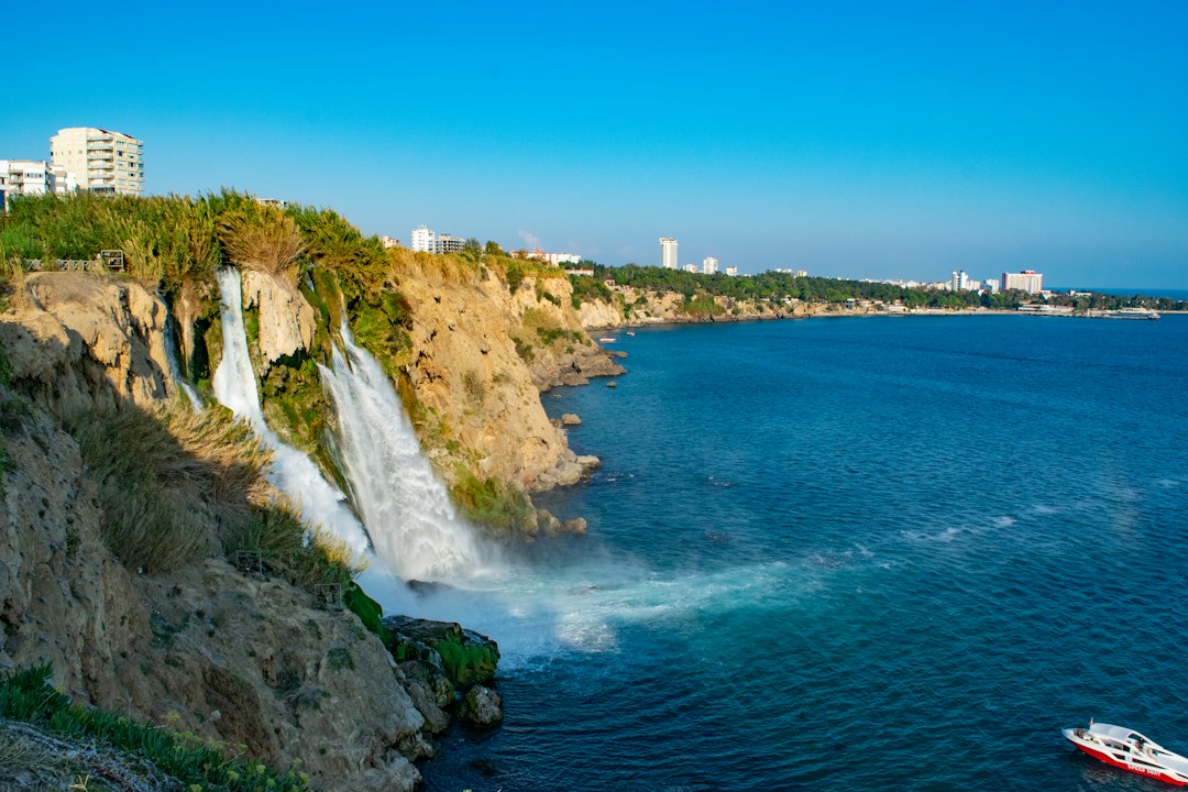 Cascades Duden à Antalya : où l'eau rencontre la mer - Şelale | Secret World Trip Planner
