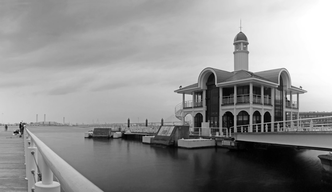 Pier Osanbashi e o farol de Kannonzaki: Yokohama do mar — Naka Ward