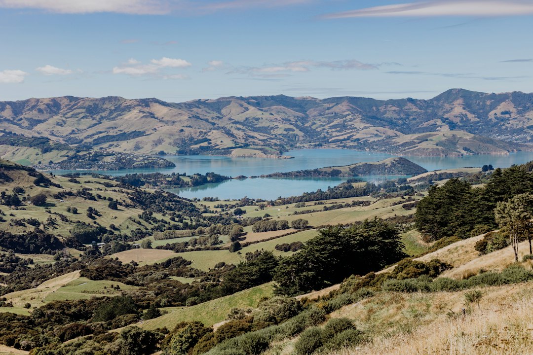 アカロアのフランス人墓地：歴史と火山の小道 - Akaroa 7520 | Secret World Trip Planner