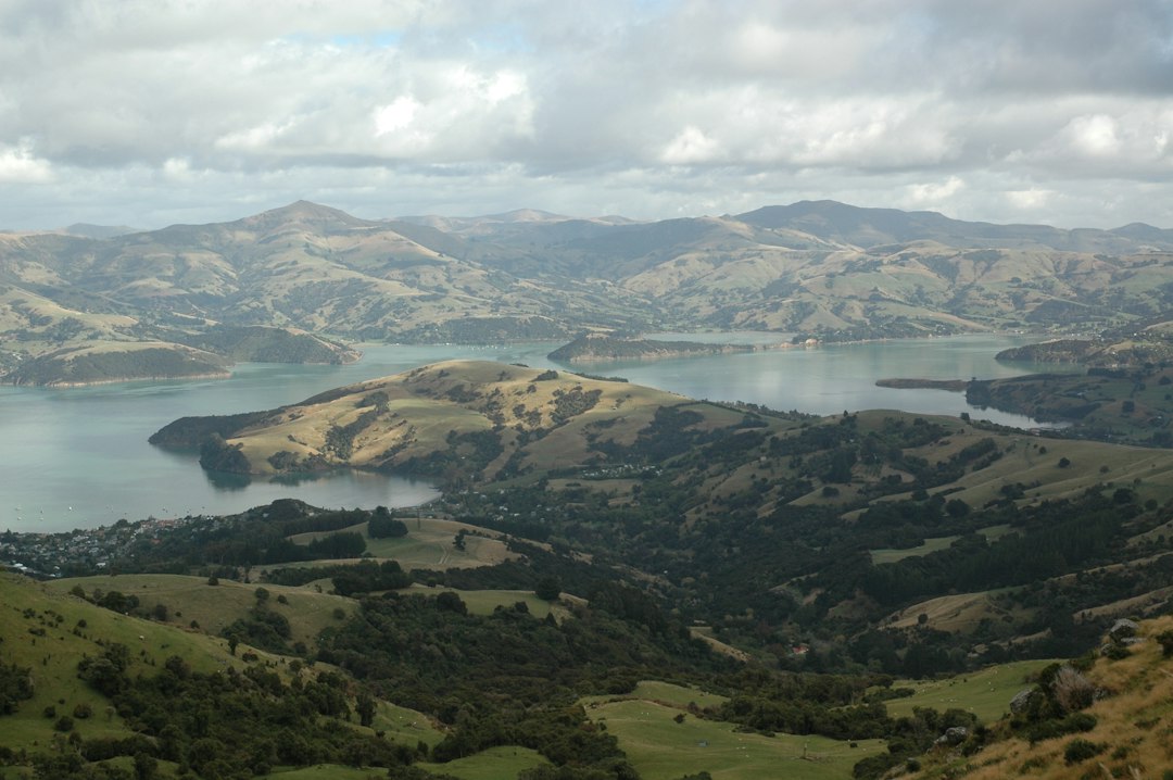 阿卡罗阿的法国墓地：历史与火山间的步道 - Akaroa 7520 | Secret World Trip Planner