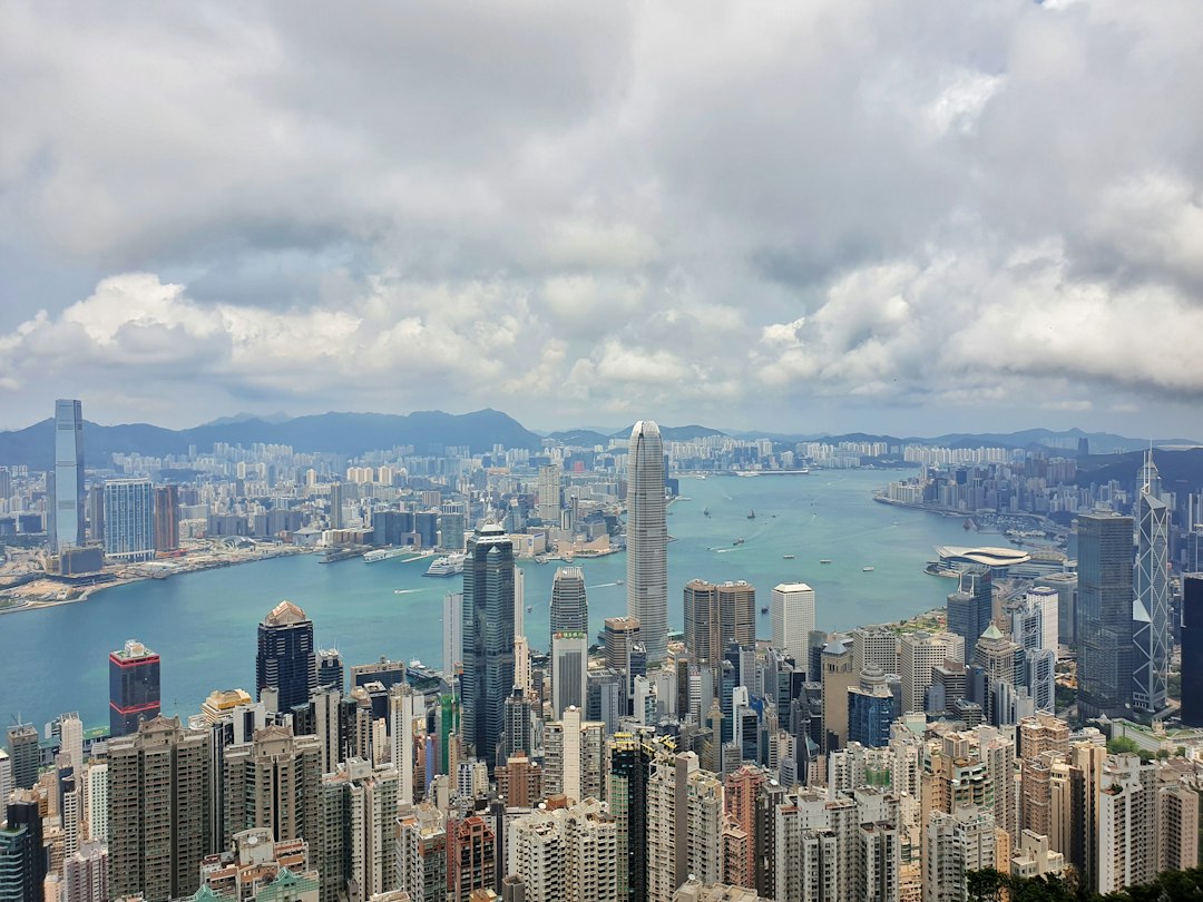 Descubre la Magia de Victoria Peak en Hong Kong - The Peak | Secret World Trip Planner