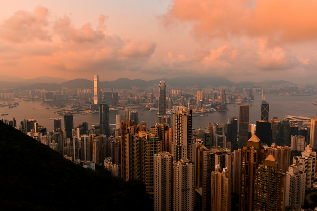 Descubra a Magia do Victoria Peak em Hong Kong - The Peak | Secret World Trip Planner