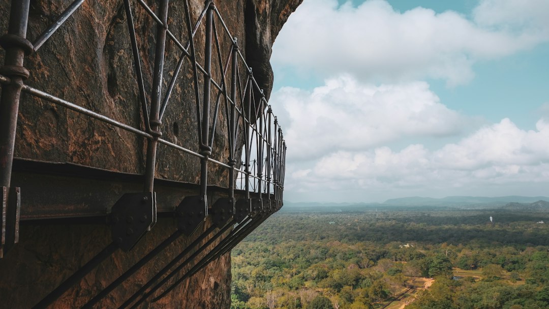 Entdecke den Zauber des Sigiriya Löwenfels - XQ46+R46 | Secret World Trip Planner