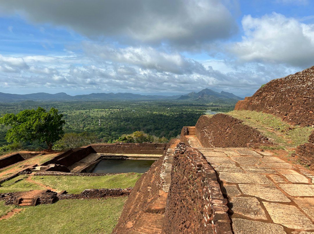 Découvrez le Charme du Rocher du Lion de Sigiriya - XQ46+R46 | Secret World Trip Planner