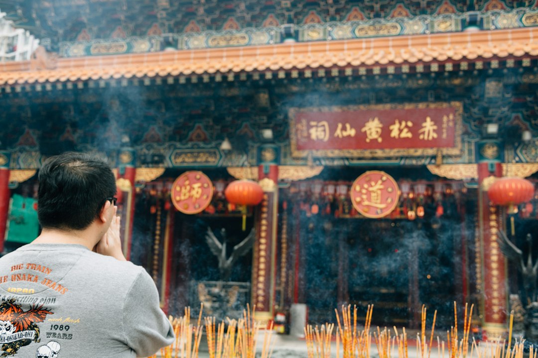 Entdecke den Man Mo Tempel in Hongkong - Sheung Wan | Secret World Trip Planner
