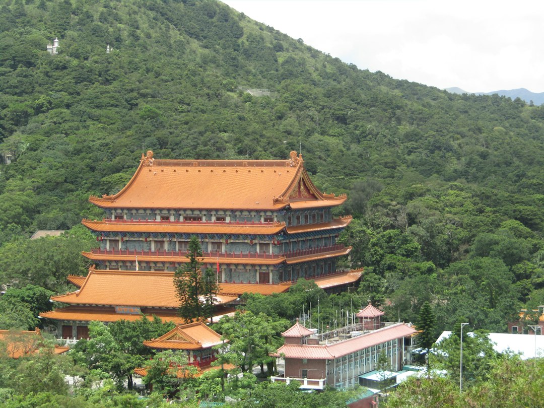 Entdecke das Kloster der Zehntausend Buddhas - Sha Tin | Secret World Trip Planner