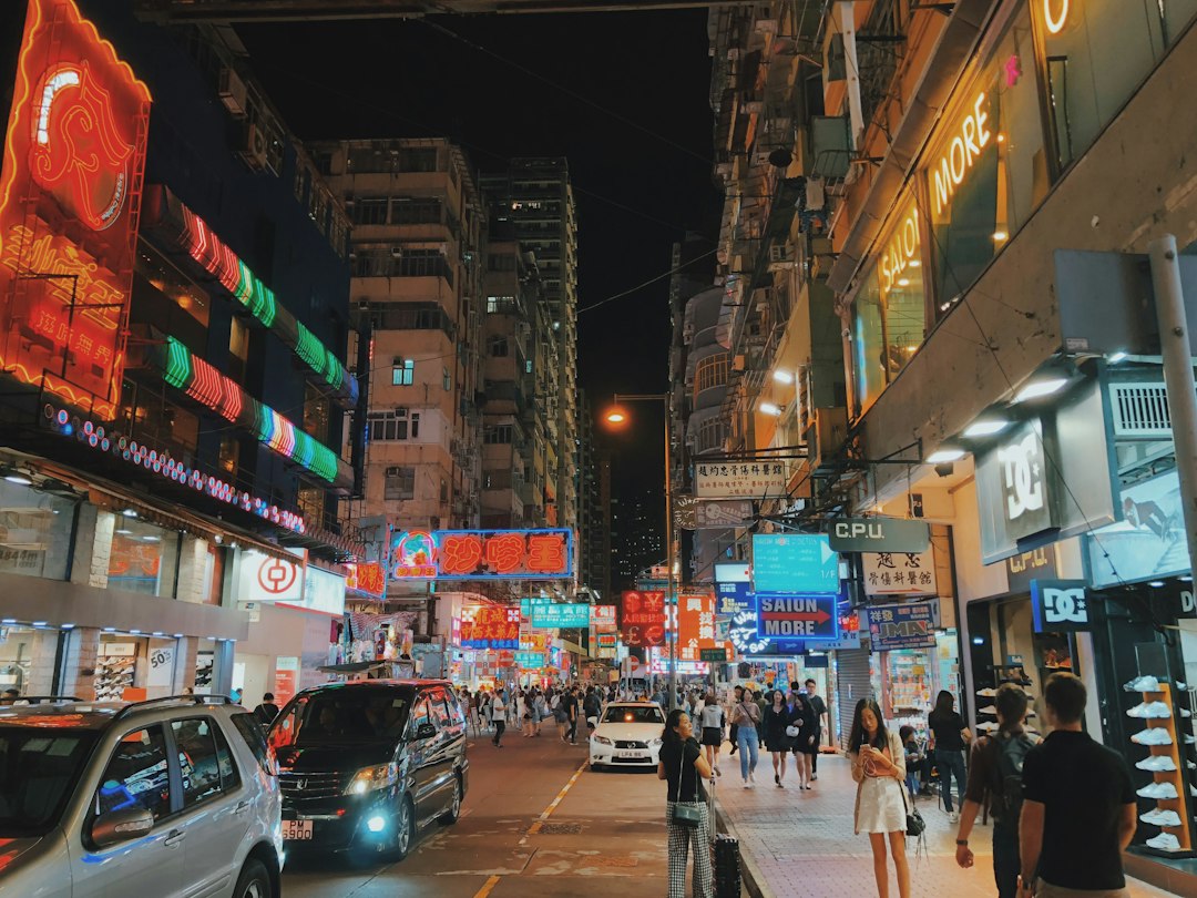 Esplorando il Mercato Notturno di Temple Street a Hong Kong - Jordan | Secret World Trip Planner