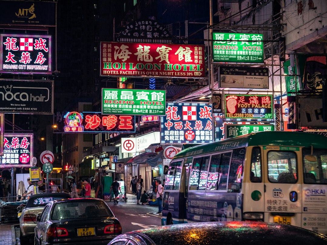 Explorer le marché nocturne de Temple Street à Hong Kong - Jordan | Secret World Trip Planner