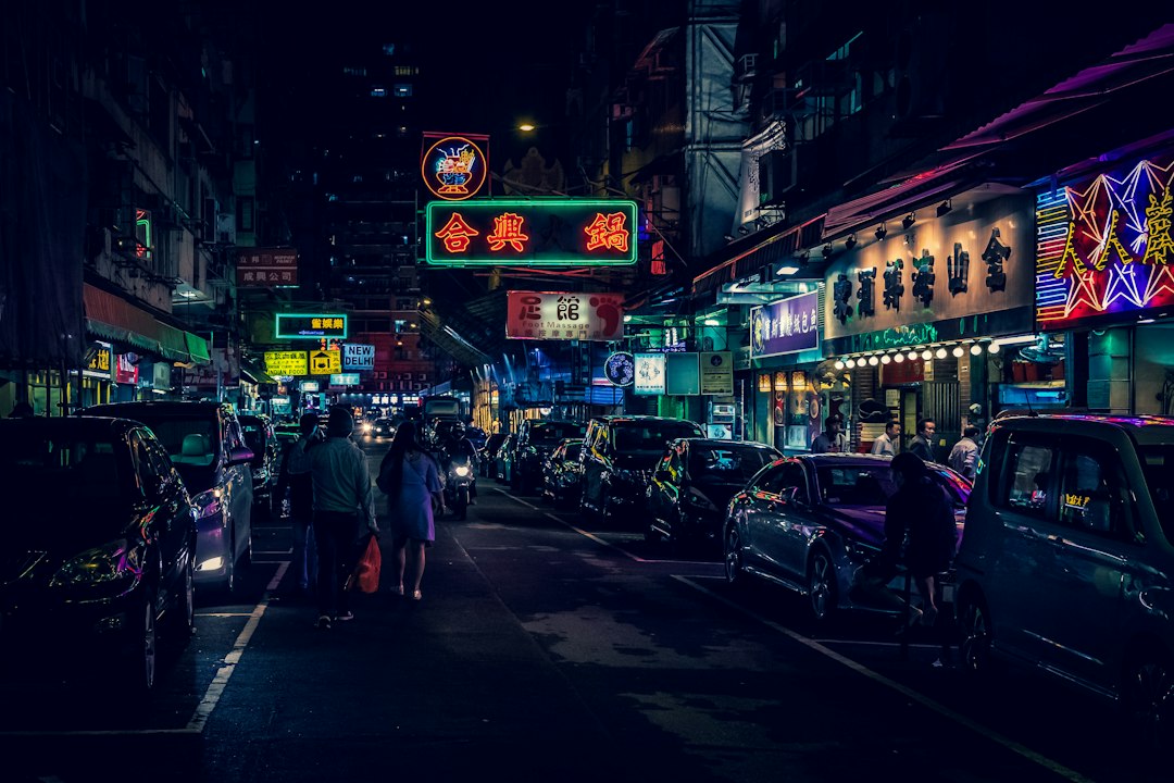 Explorando el Mercado Nocturno de Temple Street - Jordan | Secret World Trip Planner