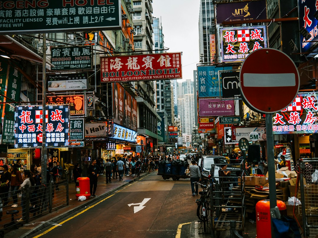 Explorando o Mercado Noturno da Temple Street em Hong Kong - Jordan | Secret World Trip Planner