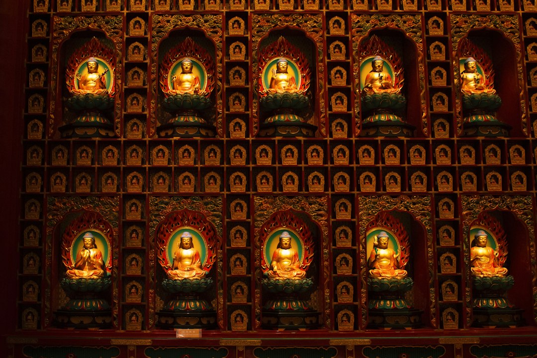 Découvrez le Temple de la Relique de la Dent de Bouddha à Singapour - 288 S Bridge Rd | Secret World Trip Planner