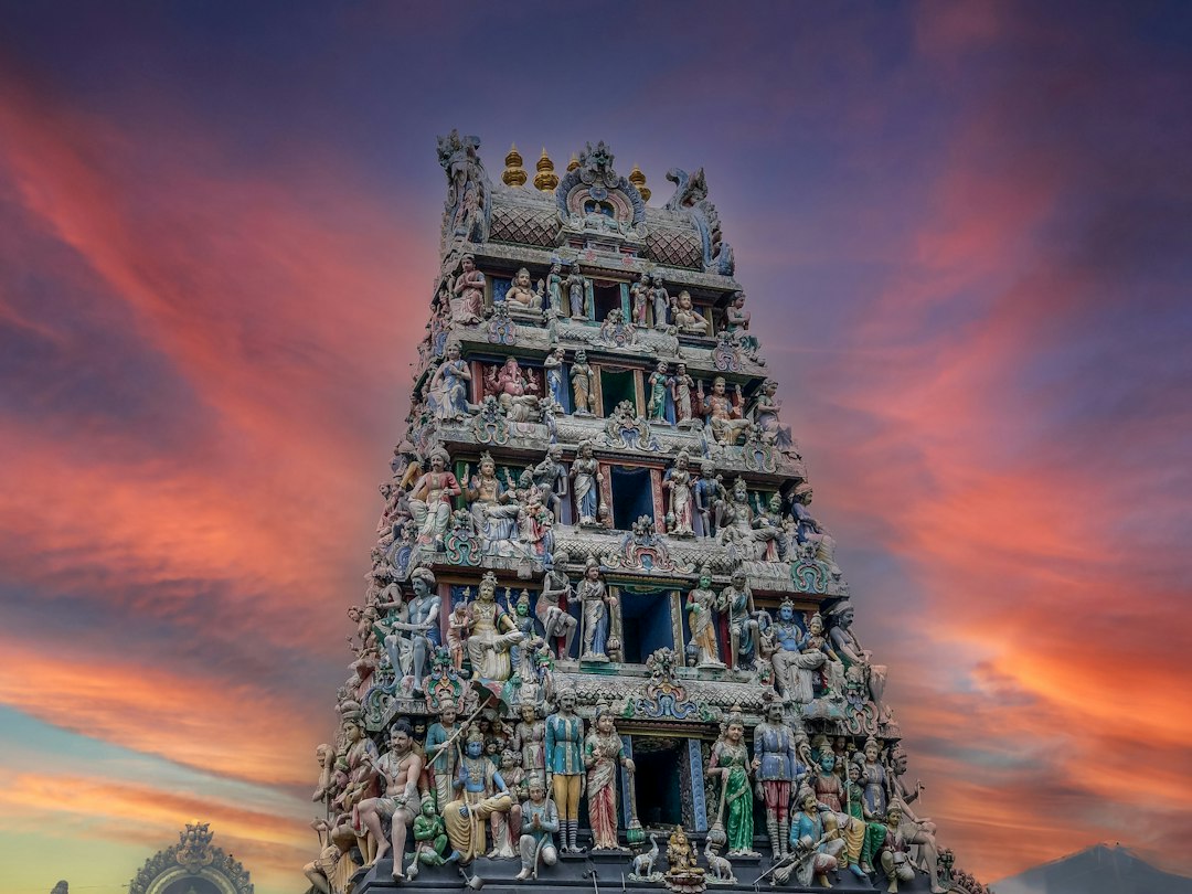 Entdecke den Charme des Sri Mariamman Tempels in Singapur - 244 S Bridge Rd | Secret World Trip Planner
