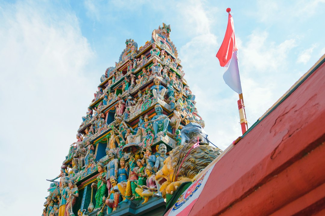 Découvrez le charme du temple Sri Mariamman à Singapour - 244 S Bridge Rd | Secret World Trip Planner