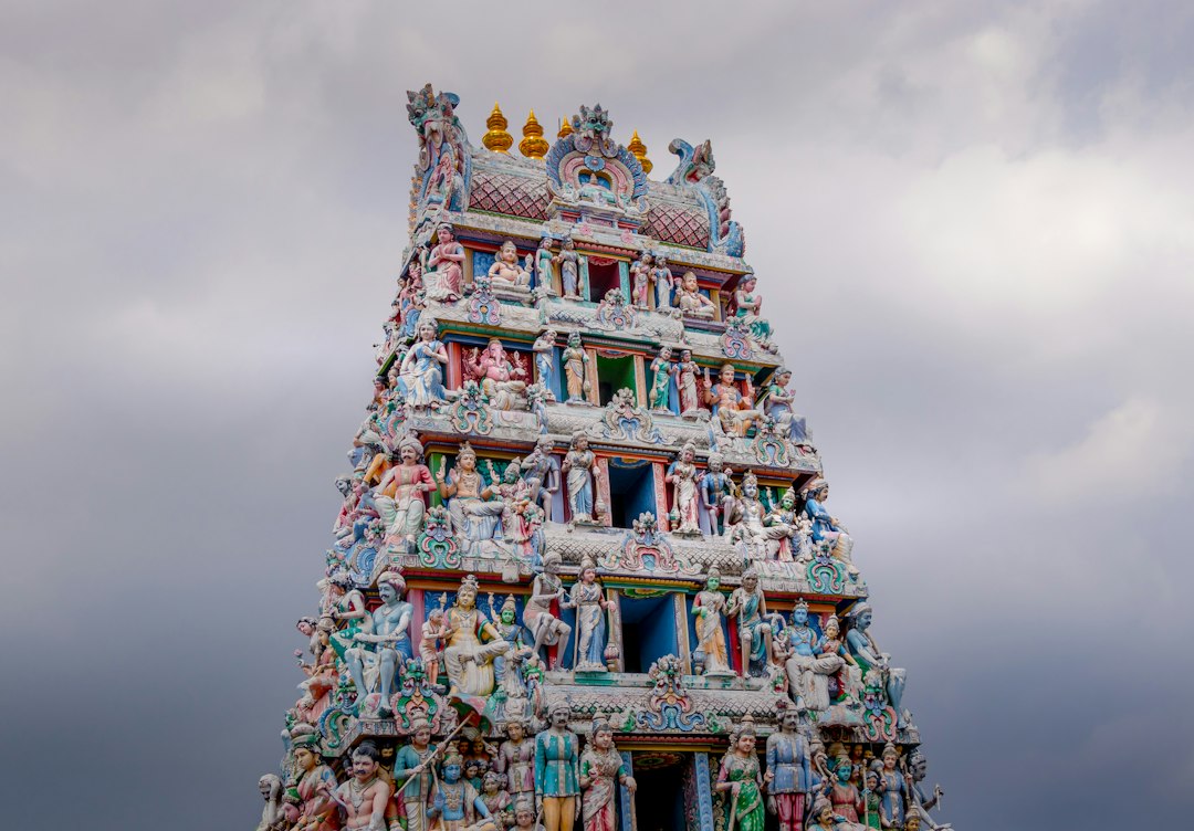 Descubre el Encanto del Templo Sri Mariamman en Singapur — 244 S Bridge Rd