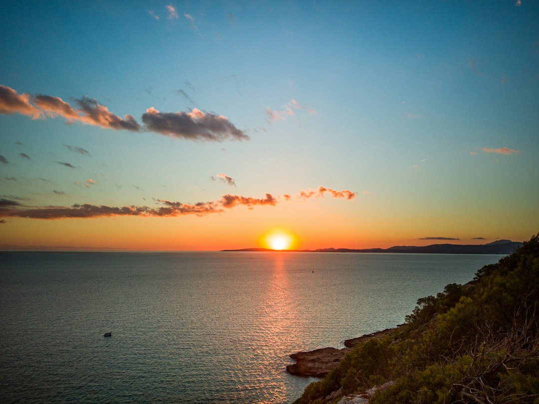 Atardecer en Oia: el mirador más famoso de las Cícladas - F96F+M3 | Secret World Trip Planner