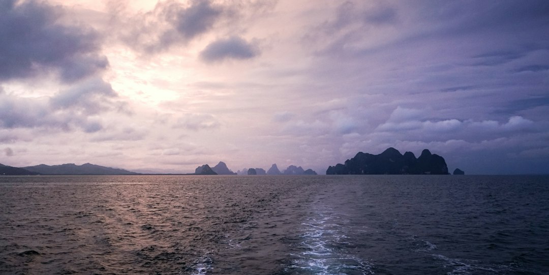 クラビのバットケーブ:隠れた洞窟をカヤックで探検 - Ko Yao District | Secret World Trip Planner