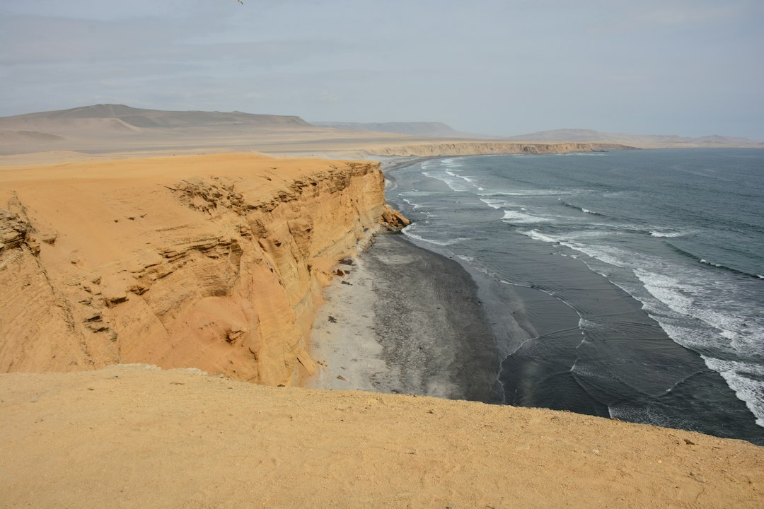 帕拉卡斯红沙滩:秘鲁的迷人红色海滩 - El Chaco | Secret World Trip Planner
