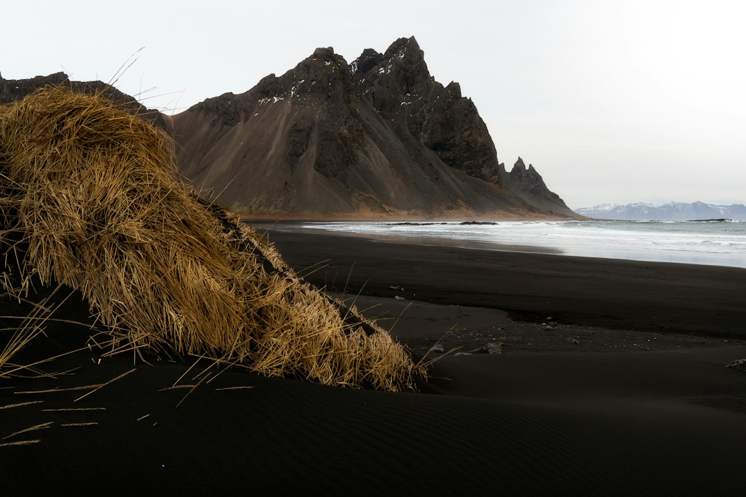 Stokksnes: la spiaggia nera sotto il Vestrahorn - Stokksnesvegur 9720 | Secret World Trip Planner