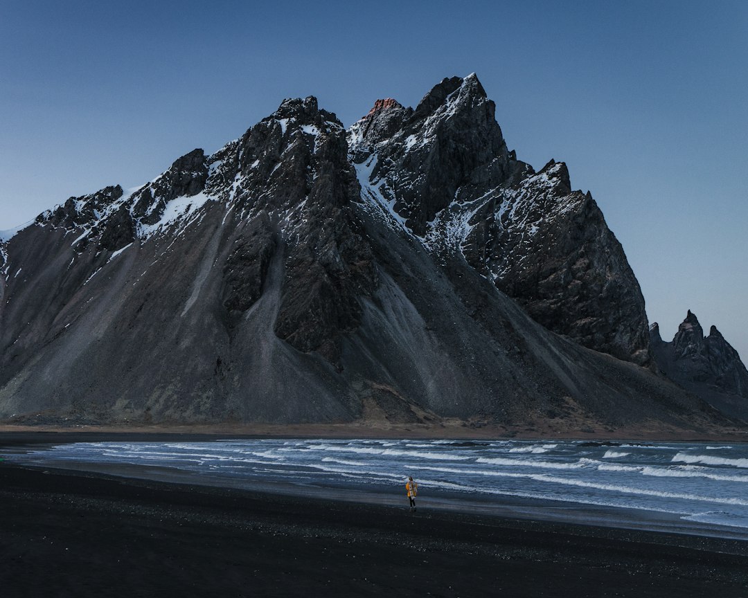 Stokksnes: la playa negra bajo el Vestrahorn - Stokksnesvegur 9720 | Secret World Trip Planner