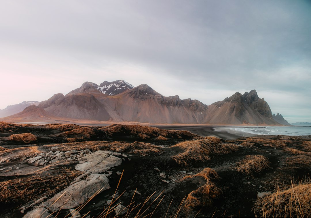 Stokksnes: la playa negra bajo el Vestrahorn - Stokksnesvegur 9720 | Secret World Trip Planner