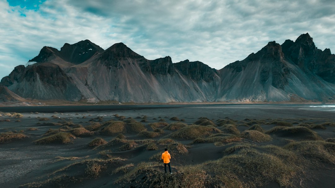ストックスネス:ヴェストラホルン下の黒いビーチ - Stokksnesvegur 9720 | Secret World Trip Planner