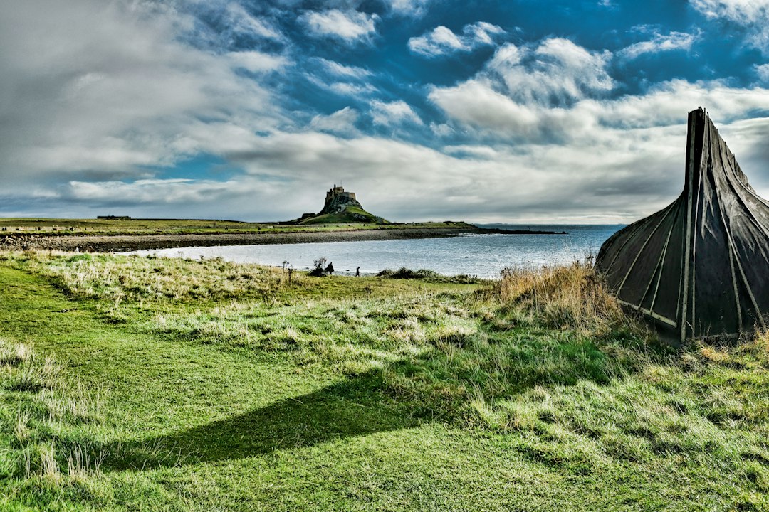 린디스판 성: 조수의 섬에 있는 등대 - Holy Island | Secret World Trip Planner
