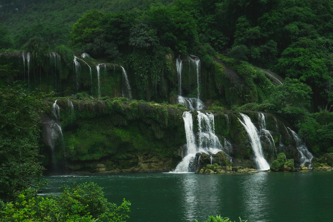 班戈瀑布：越南边界的壮丽轰鸣 - Đàm Thủy | Secret World Trip Planner