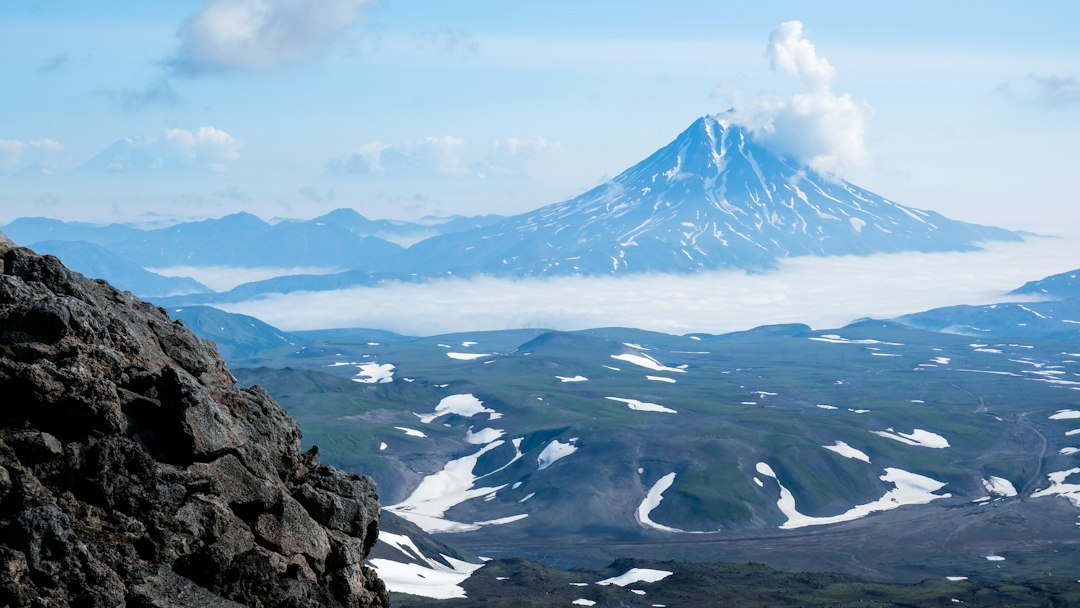 고렐리: 카ム차카의 산성 호수 화산 - Kamchatka Krai | Secret World Trip Planner