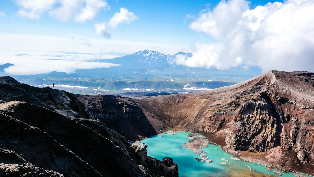 고렐리: 카ム차카의 산성 호수 화산 - Kamchatka Krai | Secret World Trip Planner