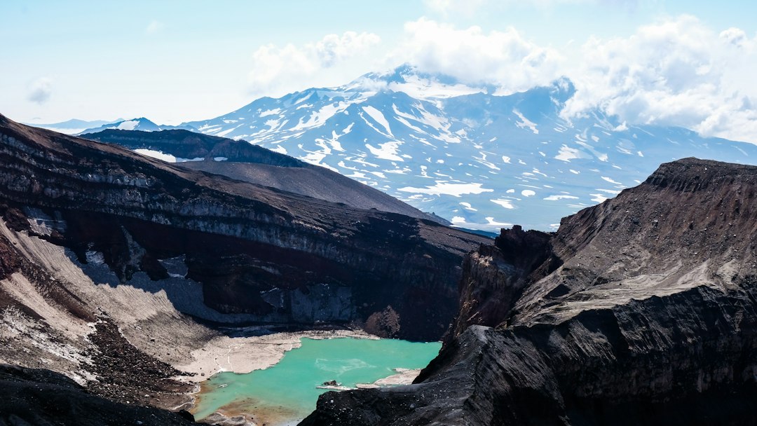 고렐리: 카ム차카의 산성 호수 화산 - Kamchatka Krai | Secret World Trip Planner