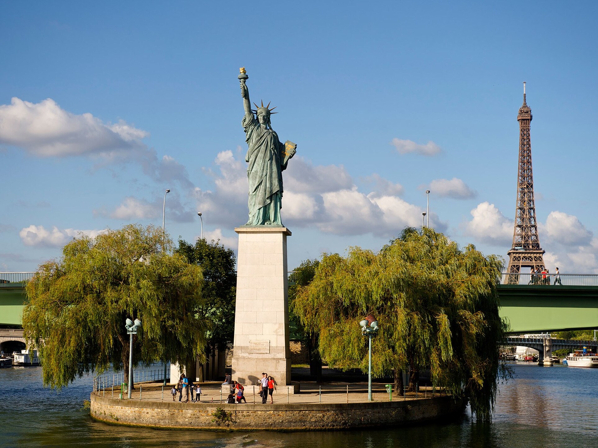 Статуя Свободы, точная копия на острове Лебедь в Париже - Paris | Secret World Trip Planner