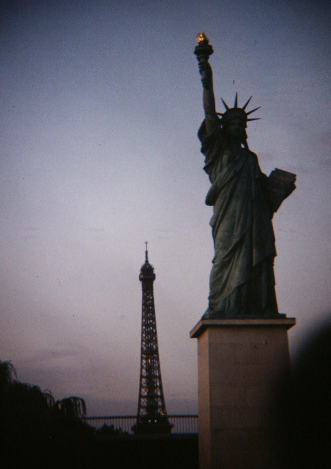 Статуя Свободы, точная копия на острове Лебедь в Париже - Paris | Secret World Trip Planner