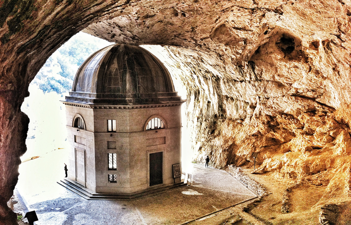 Der Valadier-Tempel, ein Juwel im Felsen - Pianello | Secret World Trip Planner