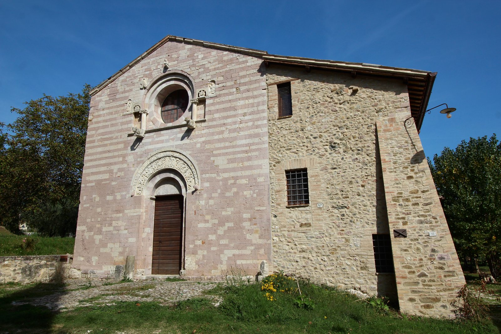Umbria / Igreja de São Gregório - Castel Ritaldi | Secret World Trip Planner