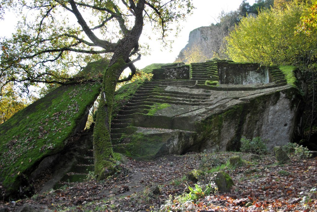 La pyramide étrusque - Bomarzo | Secret World Trip Planner