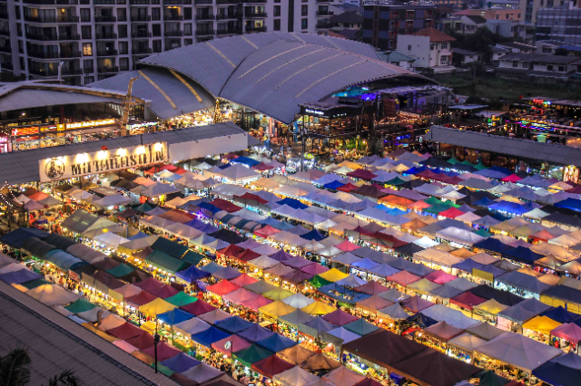 Zug Nachtmarkt Ratchada - Khet Prawet | Secret World Trip Planner