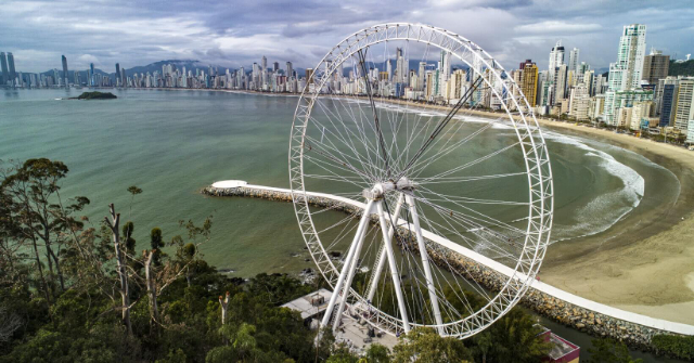 巴尔纳里奥-坎博里乌海滩上的步行道 - Balneário Camboriú | Secret World Trip Planner