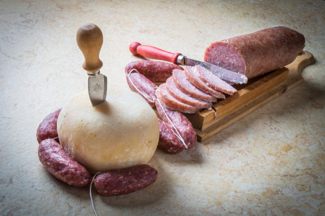 Ciauscolo, de smeerbare salami uit de regio Marche - Sarnano | Secret World Trip Planner