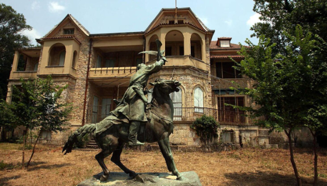 Realeza y ruinas: Descubrir el palacio de Tatoi en Acharnes - Acharnes | Secret World Trip Planner
