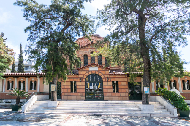 Le remarquable voyage d'Agios Sostis : Du pavillon parisien au tribut d'Athènes - Athina | Secret World Trip Planner