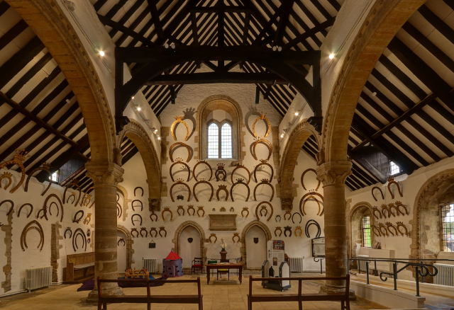 Herraduras del castillo de Oakham - Castle Grounds Market Place | Secret World Trip Planner
