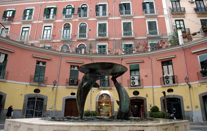 Salerno: Fontein van dolfijnen - Salerno | Secret World Trip Planner