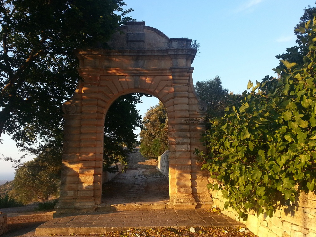 聖オロンゾの聖域 - Ostuni | Secret World Trip Planner