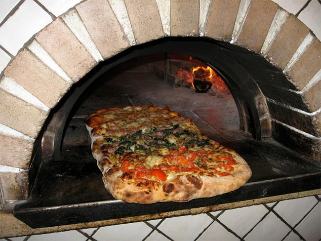 Amalfikust: Pizza al Metro - 84010 Tramonti SA | Secret World Trip Planner