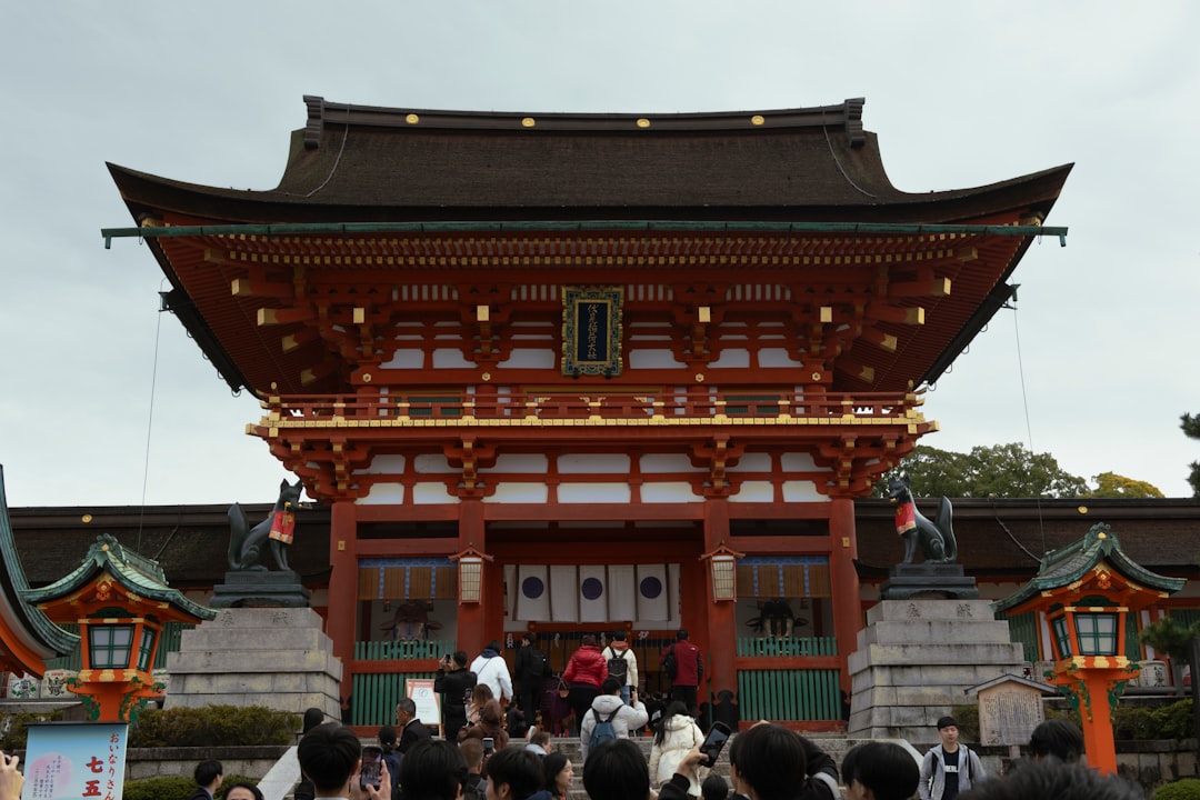 伏見稲荷、いつ行くべきか:月別に正直に話す - Tokyo | Secret World Trip Planner